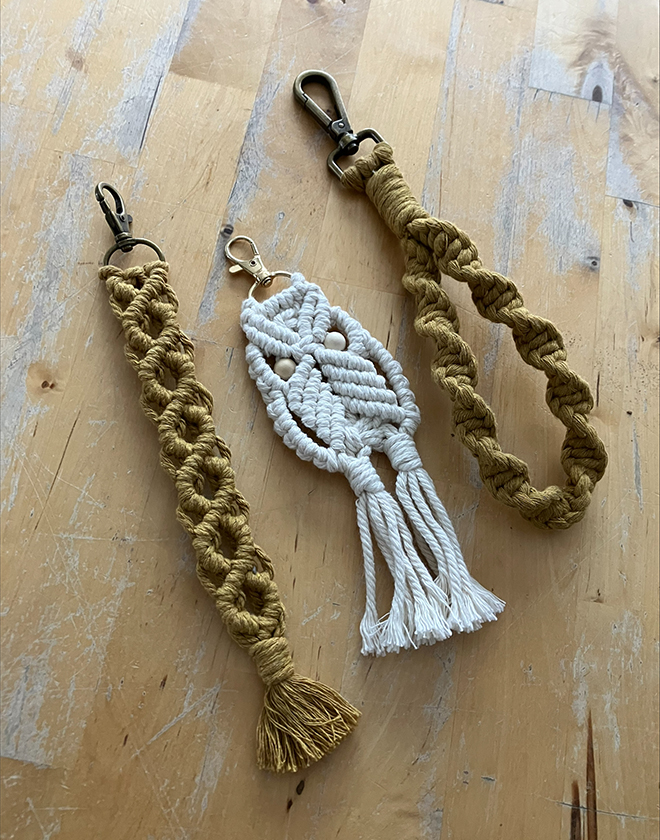 Creation of a bracelet or a macramé key ring